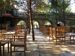 Καφετέρια , Γέφυρα διάβασης ανάμεσα στα πεύκα